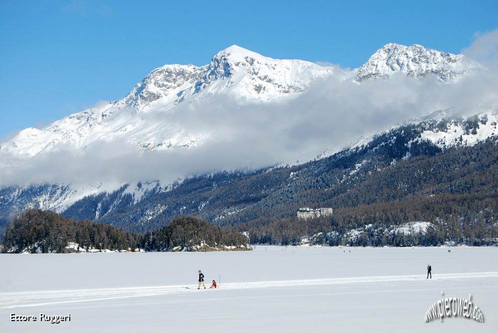 23 - passaggio sul lago di fronte a Chastè.JPG